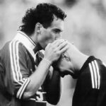 Élodie Ortisset Instagram - 1998 le baiser ⚽️ Cette image, l’émotion et 3 buts ! 20 ans après, ils nous font encore rêver. La France finaliste 🇫🇷 @equipedefrance •••• ••• #coupdumonde #equipedefrance #football #petit #barthez #1998 #worldcup2018 #worldcup1998 #france #proudtobefrench #foot #photography #throwback #Goal #flashback #revival #love #socker #instamoment #12juillet1998 #memories #chirac Midi-Pyrenees, France