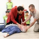 Éric Antoine Instagram - Grâce à E=M6, vous allez découvrir les gestes de base qui servent à sauver des vies 🚑 #EM6 spéciale premiers secours avec @maclesggyofficiel et son invité exceptionnel @ericantoineoff, dimanche 19 novembre à 20.25 📺 📸 Marie Etchegoyen / M6