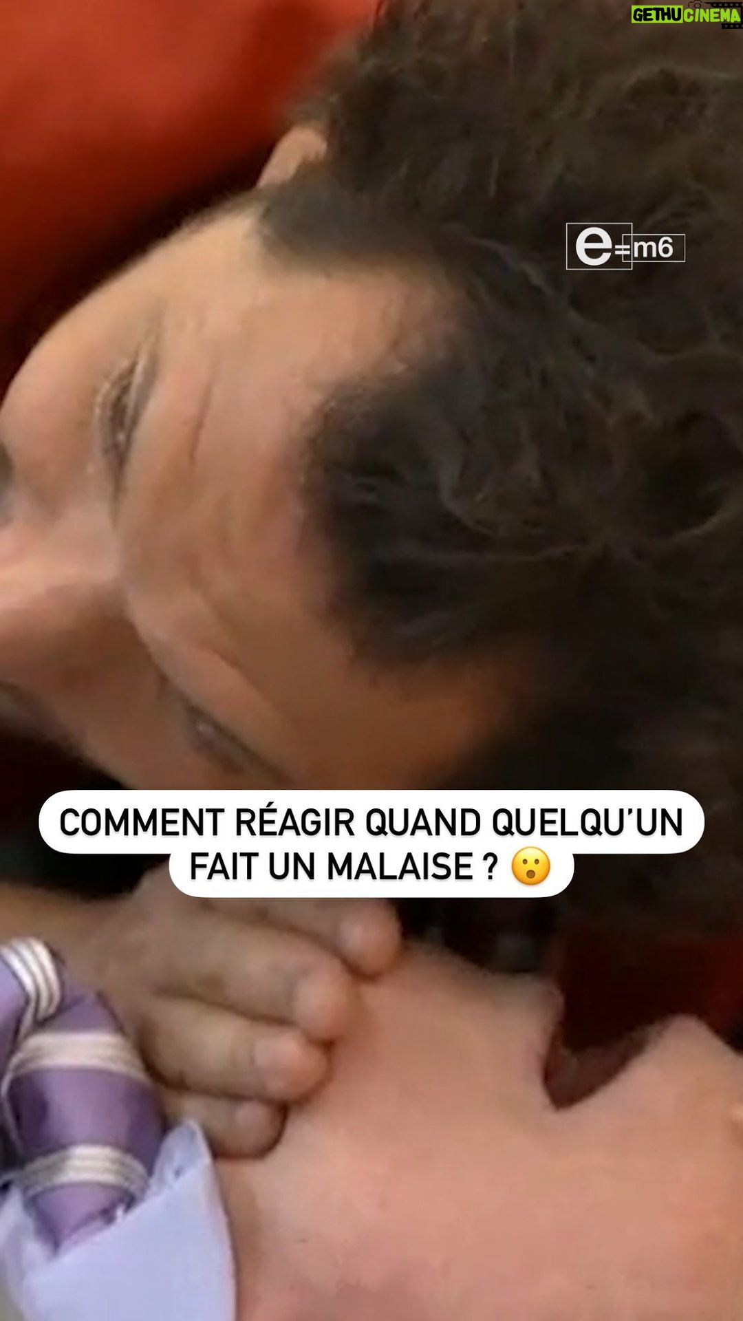 Éric Antoine Instagram - « Tu ne te sens pas bien ? » 😂 Pour montrer l’exemple de la position latérale de sécurité à faire en cas de malaise, @maclesggyofficiel s’écroule devant @ericantoineoff ! #EM6 spéciale premiers secours, dimanche 19 novembre à 20.25 📺