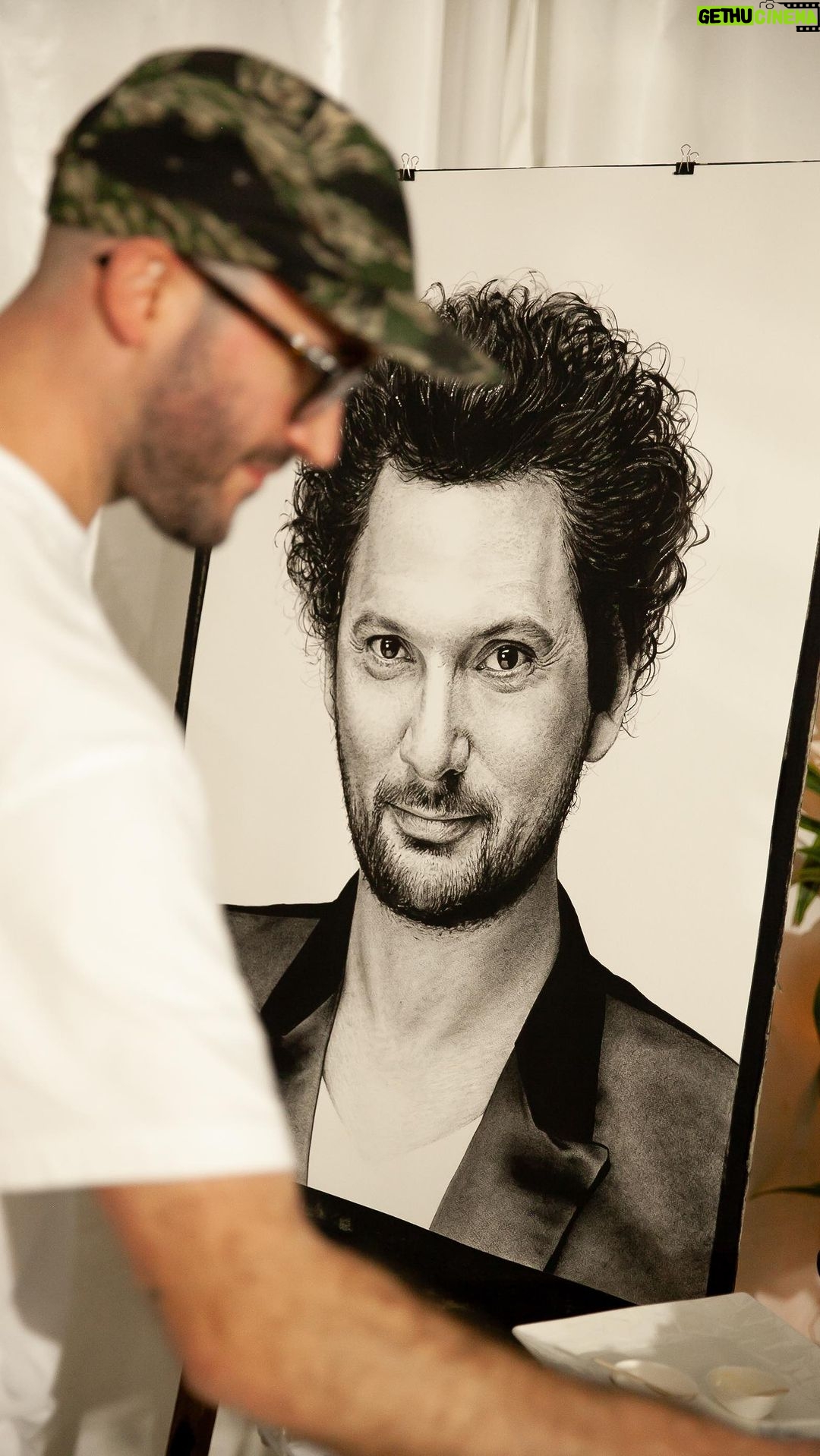 Éric Antoine Instagram - Le 29 septembre, Magie à l’hôpital a fêté ses 10 années de parrainage avec son parrain @ericantoineoff ✨ Pour commémorer cette journée spéciale, Éric Antoine s’est rendu à l’hôpital pédiatrique Clocheville, au CHRU de Tours, afin de divertir les jeunes patients avec ses tours de magie 🎩 La soirée s’est prolongée au château de Chenonceau. Un total de 275 convives, parmi lesquels 47 familles venues de toute la France, se sont réunis dans ce lieu enchanteur. La soirée a été agrémentée de nombreuses surprises et animations, notamment la visite du château, la création d’un portrait d’Éric Antoine et un spectacle de magie animé par des enfants. La soirée s’est terminée par un magnifique spectacle de drones 😃 Nous tenons à exprimer nos remerciements à tous les partenaires, nos bénévoles et à tous les acteurs ayant contribué à la bonne réalisation de cette manifestation. Vivez en images cette journée magique 🤩 👉 Lien de la vidéo YouTube en story #ericantoine #10ans #parrainage #spectacle #famille #joie #rire #drone #magie #mémorable #association #magiealhopital #benevoles #familles #enfantsheureux