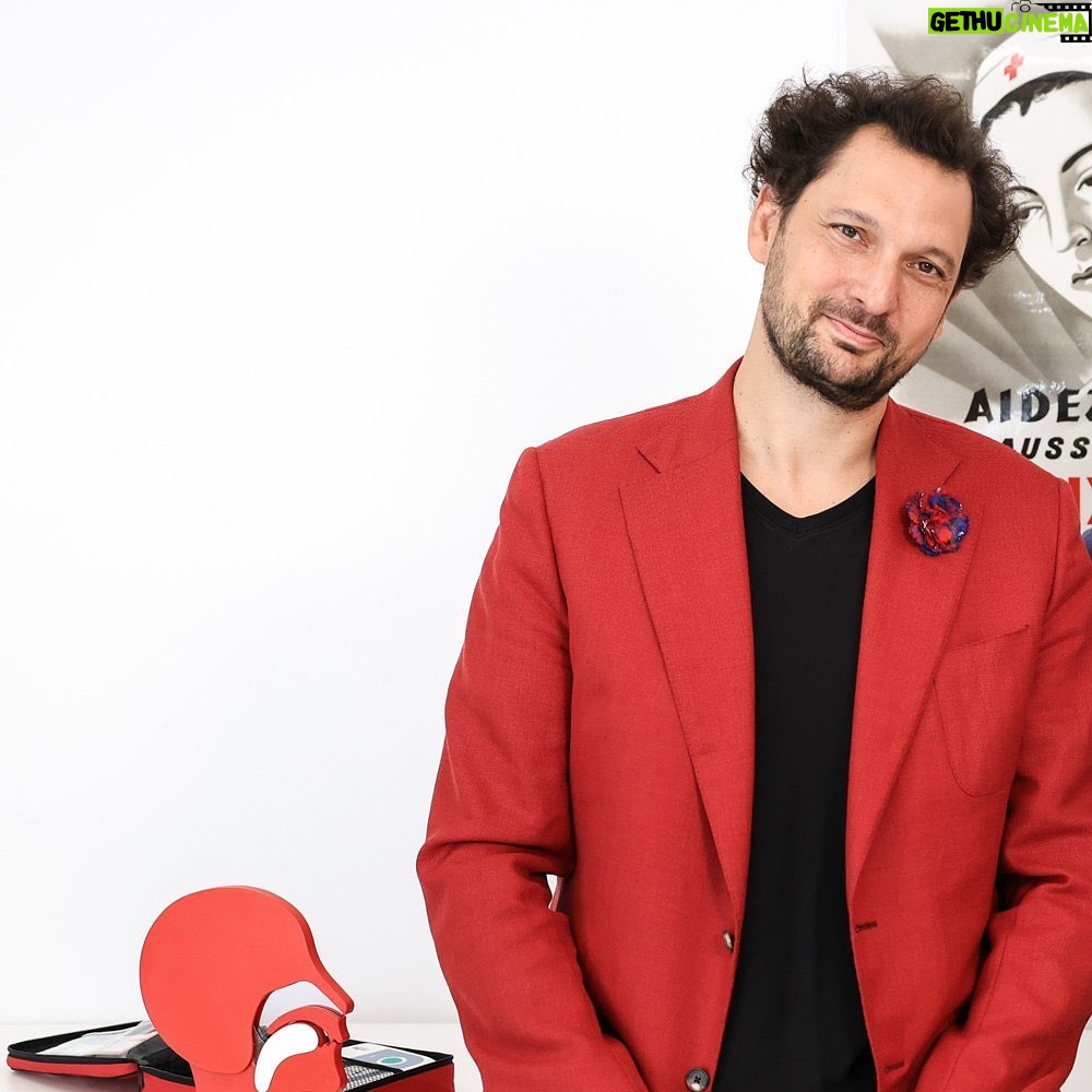 Éric Antoine Instagram - Grâce à E=M6, vous allez découvrir les gestes de base qui servent à sauver des vies 🚑 #EM6 spéciale premiers secours avec @maclesggyofficiel et son invité exceptionnel @ericantoineoff, dimanche 19 novembre à 20.25 📺 📸 Marie Etchegoyen / M6