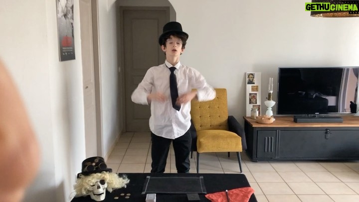 Éric Antoine Instagram - Quel kiff de recevoir des vidéos de vous utilisant mes boites de #magie 🤩 Pour les jeunes magiciens qui le souhaitent, il y a actuellement les candidatures pour le concours de magie @megagic_toys qui est ouvert !! Inscriptions dans le LIEN EN STORY 😉 Moi aussi je vous adore 🥰😘 Bonne chance à tous !!