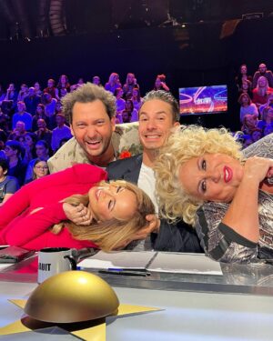 Éric Antoine Instagram - Quand t’essaies de prendre une photo tranquille avec ton poto @jeremyferrarioff …. 😅🤦🏻‍♂️ #LFAUIT