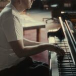 Ólafur Arnalds Instagram – last rays of light… 

ps, loving my new grand piano, hi @kawaipianos !