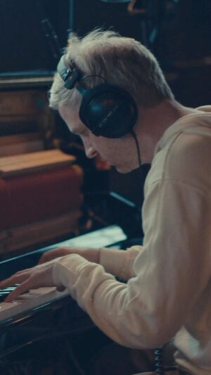 Ólafur Arnalds Instagram - Sunday soaring courtesy of @ella.mcrobb 💙
Video by the amazing @alfheidurmarta and her team who so beautifully embraced the spirit of this collaboration, capturing the spontaneity and flow on camera as well as behind it. Takk! ❤️