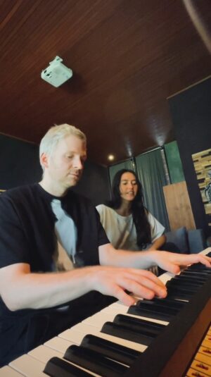 Ólafur Arnalds Instagram - Vast, @sandrayati x @olafurarnalds is out January 26th! 🤍 Our promo video turned into this.. maybe one day we’ll share the actual performance 😅

pre-save in bio 🌊
