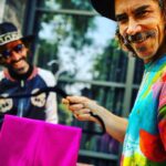 Óscar Jaenada Instagram – Enseñando al hermanito Leiva el pantaka del Bocaz para nuestro Rey. @marcelamansergas @misterpiro @currocoronel #21 #LLIBERTAT Donostia, Euskal Herria