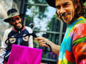 Óscar Jaenada Instagram - Enseñando al hermanito Leiva el pantaka del Bocaz para nuestro Rey. @marcelamansergas @misterpiro @currocoronel #21 #LLIBERTAT