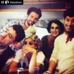 Óscar Jaenada Instagram – Ilse, Luis Guerardo, Pablo y Gabriela #miMotorhomeEnCANTINFLAS #CuandoElDiaHabiaSidoMuyBuenoLoCelebrabamosConMezcal #secuencias #Cinema #OldTimes #soisEstrellasAllaDondePisais #compañeros #NosLlovieronLosReconocimientos #losMojamosDespues #LLIBERTAT Teatro Real