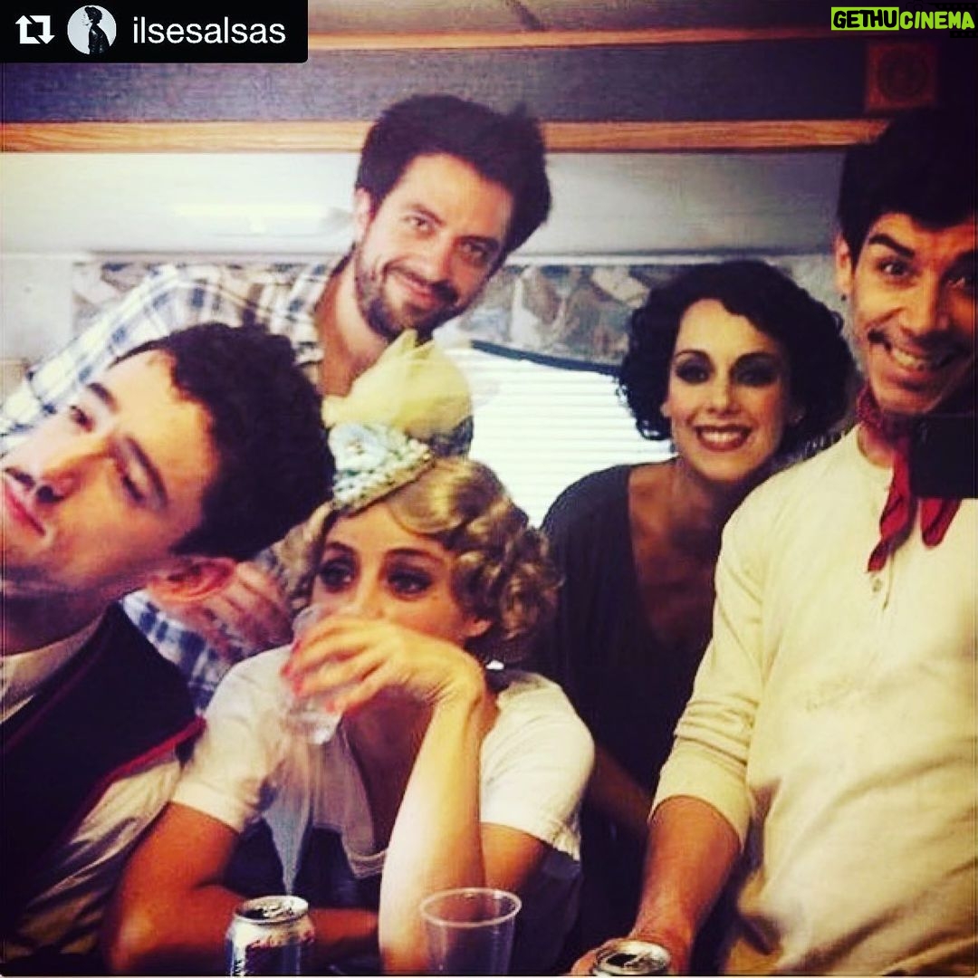 Óscar Jaenada Instagram - Ilse, Luis Guerardo, Pablo y Gabriela #miMotorhomeEnCANTINFLAS #CuandoElDiaHabiaSidoMuyBuenoLoCelebrabamosConMezcal #secuencias #Cinema #OldTimes #soisEstrellasAllaDondePisais #compañeros #NosLlovieronLosReconocimientos #losMojamosDespues #LLIBERTAT Teatro Real