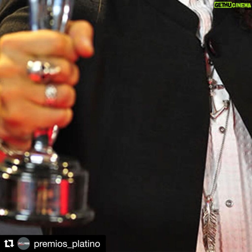 Óscar Jaenada Instagram - Mi mano contigo #MejorActorDeHablaHispana #CANTINFLAS #nominadoCon #BenicioDelToro(USA) #JorgePerugorria(Cuba) #LeonardoSbaraglia(Argentina) #JavierGutierrez(Espanya) #fueUnaNocheMagica #LLIBERTAT Mexico City, Mexico