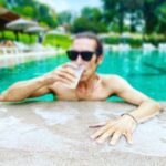 Óscar Jaenada Instagram - Tu hogar no es donde naciste; el hogar es donde todos tus intentos de escapar cesan. #DayOff #TheDeal #ValleBravo #Lemonade #PurpleLemonade #MissingIgeldo #LLIBERTAT Pueblo Mágico Valle De Bravo