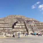 Óscar Jaenada Instagram – Cuando Luisito Rey ni se lo imaginaba…. #HernanCortes #BuscabaTecnicasDeCortejoQuizás? #AtentosALaFlauta #DotesMusicales #fumFumFum #Teotihuacan #Mex #Multicultura #LLIBERTAT