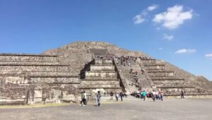 Óscar Jaenada Instagram - Cuando Luisito Rey ni se lo imaginaba.... #HernanCortes #BuscabaTecnicasDeCortejoQuizás? #AtentosALaFlauta #DotesMusicales #fumFumFum #Teotihuacan #Mex #Multicultura #LLIBERTAT
