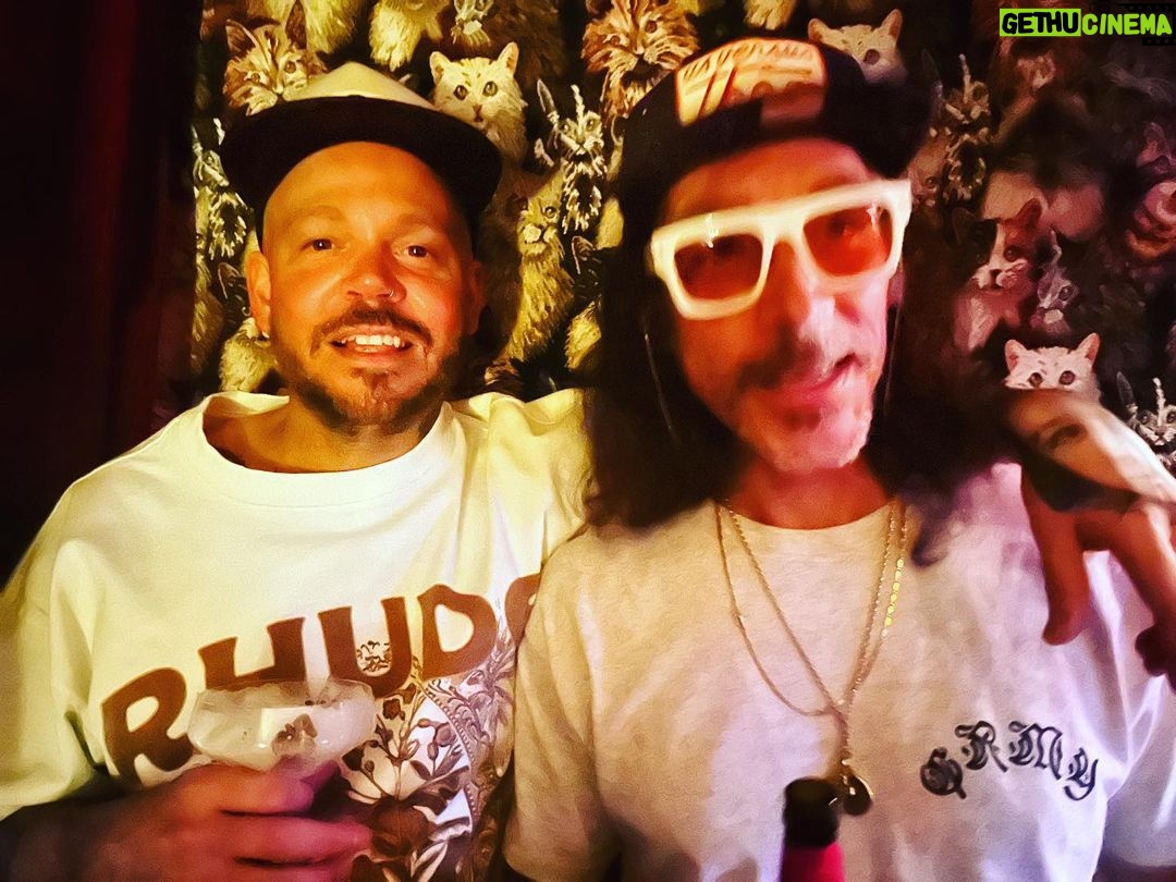 Óscar Jaenada - 4.6K Likes - René is in da house. Gabriel también #Calle13 #Madrizz #LaburandoLabramdoLadrando #ChinChin #bocaz4Eva #NosHaMolestadoLaPolicia3VecesEn2Horas #EstadoPolicial #LLIBERTAT