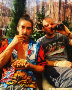 Óscar Jaenada Instagram - Algo está pasando, Something’s going on.. @residente #Again #HappyBDay @kasiamonica #Wait #Musica #PuertoRico-Euskalherria #Con #Fin #A #MIENTO #Art #FotoDeArchivo #cabrones #Telepaticamente #tambien #ChequeenVideoclip #SOMOSANORMALES #mientrasEsperan #Youtube #LLIBERTAT Monte Igueldo