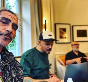 Óscar Jaenada Instagram - Laburando. Labrando. Ladrando. @residente @javiercamara1 #LLIBERTAT