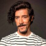 Óscar Jaenada Instagram - Mañana 5 de abril estrenamos VIAJE AL CENTRO DE LA TIERRA de @disney para @disneyplusla .Para los chavales. Solo con ellos aprendo cada día a ser mejor persona. Foto para los Chavales. Blanca. Limpia….de ojos tiernos.. Se viene Pompilio Calderon. #PasenYvean #LLIBERTAT Donostia, Euskal Herria