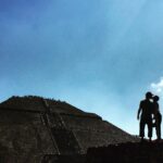 Óscar Jaenada Instagram - U will never walk alone #Happy35 #8-Noviembre-1519 #Quetzalcoatl #Tu Piramides de Teotihuacan