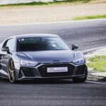 Óscar Jaenada Instagram - Volando voy, volando vengo. #r8 #Jarama . Gracias @audispain por darme estos dos placeres. Llegar a los 235 y ser “más” electrico. Todo con RockFM.