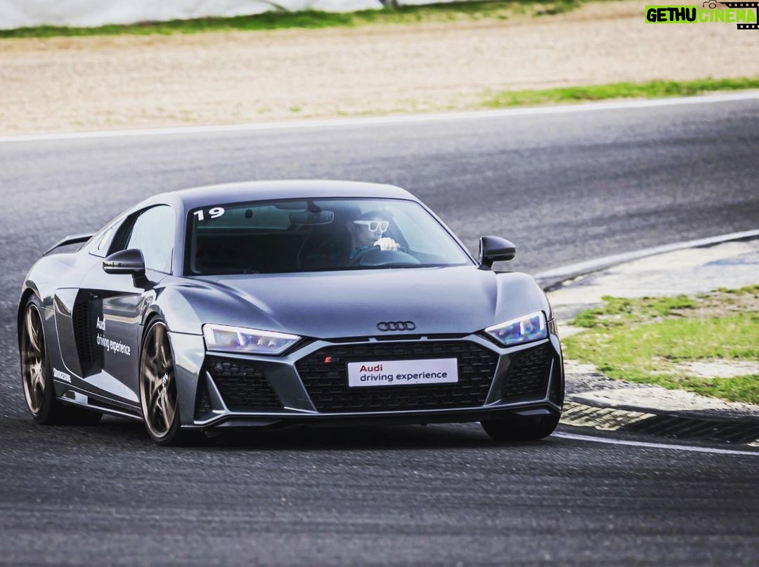 Óscar Jaenada Instagram - Volando voy, volando vengo. #r8 #Jarama . Gracias @audispain por darme estos dos placeres. Llegar a los 235 y ser “más” electrico. Todo con RockFM.