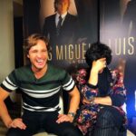 Óscar Jaenada Instagram - Lo pasamos bien y lo pasaremos mejor, hermanito. @diego #luisMiguel #by @netflixlat #pic #Day1 #promotion #MMXVIII #LLIBERTAT Donostia, Euskal Herria