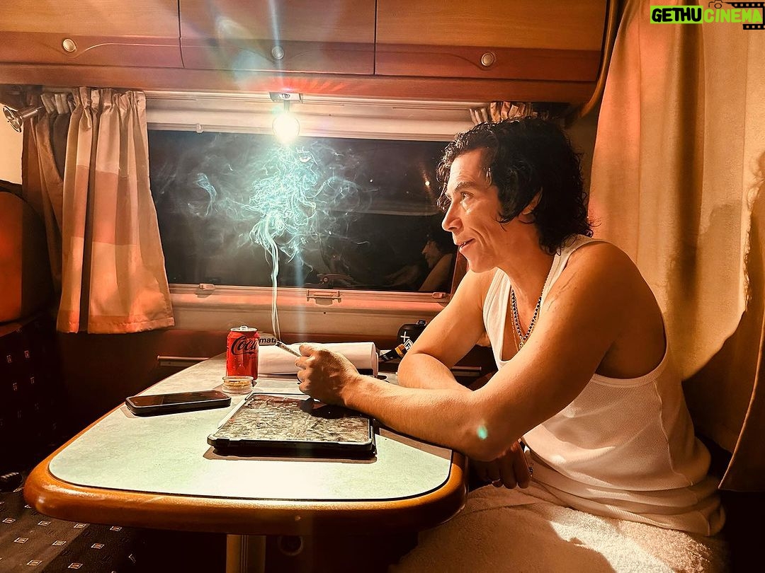 Óscar Jaenada - 4.5K Likes - Hoy ha venido mi hermano Leiva a rodar. Y hemos rodado como se rodaba el Cine. En caravana, en 16mm y a fuego lento. Es la segunda vez que un hermano mío rueda a mi lado. El primero fue Víctor en Camarón, mi hermano de sangre. Y ahora Leiva, mi hermano de vida. Con ambos me he emocionado. Verles ahí con la misma luz que me ilumina a mi estando solo porque quieren estar. Porque tanto el Gen como la Calle marcan. Marcan hasta definir quién eres. Pic by @leivaoficial_