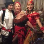 Özlem Akınözü Instagram - Canım arkadaşım @nuray3435 bizlere o güzel evinin kapılarını açarak nefis bir akşam yaşattı Çingene partisi ile💃🏾💃🏾bu kostümleri bizler için hazırlayan #vivi ‘ye sonsuz teşekkür ediyorum eline emeğine sağlık🙏🏻En kötü günümüz böyle olsun🙏🏻🧿✨💃🏾❤️