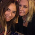 Özlem Akınözü Instagram - 40 yıl....dile kolay,benim CAN’ım,ABLAM,KARDEŞİM,DERT ORTAĞIM HERŞEYİM♥️Ne desem ne anlatsam nasıl anlatsam ki bendeki yerini...Her yıl seninle yeni yaşıma girmenin keyfi tarif edilemez canım benim,seni çoookkk seviyorum @arzuaren ve kıymetlimsin benim🙏🏻🧿😇♥️✨✨✨✨ Hayat Cihangir