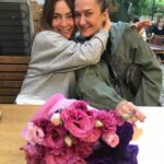 Özlem Akınözü Instagram - Hergünüme ayrı güzellik katan,iyi kilerimin başında yer alan,35 yıllık dostluğuna,o hiç bozulmayan altın kalbine ve bu en sevdiğim çiçeklerine,bana verdiğin eşsiz değere ve güzelliklere sonsuz teşekkür ediyorum @yesimguloffical hep yanımda ol ama hep bitanemm🙏🏻♥️😇🥰 Kahve 6