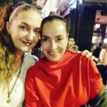 Özlem Akınözü Instagram - 35 yıl mı dediniz🙄Bir 35 yıl daha olsun🙏🏻canım benim,hep gülen yüzlerimiz,hep sevgiyle atan kalplerimiz olsun🙏🏻♥️🧿