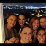 Özlem Akınözü Instagram - Biz gülen yüzlerimiz,tertemiz kalplerimizle dünyalar güzeli @yasemaki nin o sıcacık evinde,birbirinden lezzetli yemekleri eşliğinde, @hulyagulshen @yesimguloffical @aybike_tuncer @guneshayat bol kahkahalar ile erkenden 2020’ye girdik🙏🏻🎅🏻🎄🎄hep böyle gülmeyi dileyelim🙏🏻🧿✨✨✨✨✨