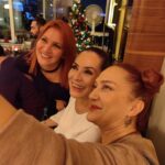 Özlem Akınözü Instagram - Biz gülen yüzlerimiz,tertemiz kalplerimizle dünyalar güzeli @yasemaki nin o sıcacık evinde,birbirinden lezzetli yemekleri eşliğinde, @hulyagulshen @yesimguloffical @aybike_tuncer @guneshayat bol kahkahalar ile erkenden 2020’ye girdik🙏🏻🎅🏻🎄🎄hep böyle gülmeyi dileyelim🙏🏻🧿✨✨✨✨✨