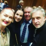 Özlem Akınözü Instagram - 35 yıl...ne kadar değerli ve güzel günler paylaştık,kah kızdık,kah güldük kah ağladık ve bugünlere geldik aynı sevgi ve saygıyla...İyi ki varsınız @mkurtmustafa @saydamyeniay @yesimguloffical 🙏🏻❤️✨✨✨🧿 Artı Sahne Mecidiyeköy