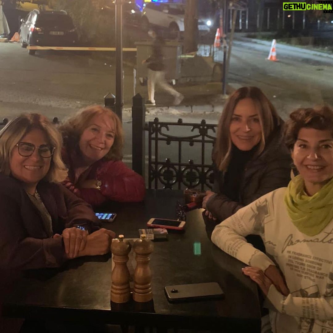 Özlem Akınözü Instagram - Ankaram benim,her şeyin değişebilir belki ama😞değişmeyen ve değişmeyecek tek şey dostluklar ve benim can dostlarım @berrindemir1231 @ceyda.erman @arifetamer 🙏🏻♥️🧿