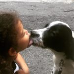Özlem Akınözü Instagram - Damla❤️Archie..İlk tanışma,ilk öpüşme💋Hayvan sevgisi çocuk yaşta başlar🐶 💕#satınalmasahiplen @sukranovali @barinak_melegi @burcu_bst 🙏🏻🐶❤️👌🏻