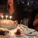 Özlem Akınözü Instagram - Sağlık,mutluluk dileyerek yine bir yaş daha aldım dün akşam yanımda olan,olamayan tüm sevdiklerimle🙏🏻🎂♥️Teşekkür ediyorum..