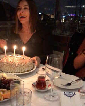 Özlem Akınözü Instagram - Sağlık,mutluluk dileyerek yine bir yaş daha aldım dün akşam yanımda olan,olamayan tüm sevdiklerimle🙏🏻🎂♥️Teşekkür ediyorum..