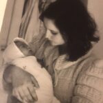 Özlem Akınözü Instagram - Tam 57 yıl önce bugün bu saatlerde gözlerimi açtığım bu dünya,acısıyla tatlısıyla,aldıklarıyla verdikleriyle ne çok şey kattı bana.Hep iyiliğin,sevginin gücüne inanıp peşinden koştum böylece kalkabildim pek çok zorluğun altından ve fazlasıyla mükafatını aldım,başta mükemmel bir evlada sahip oldum,çok güzel dostlarım arkadaşlarım oldu beni hiç yarı yolda bırakmayan,sonra bu mecra sayesinde pek çok can evlatlarım oldu🙏🏻Bu gün bana yaşattığınız tüm mutluluk için,hayatımda olduğunuz için hepinize ve bu hayata minnettarım🙏🏻