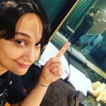 Özlem Akınözü Instagram - Dublaj'ımızı da yaptık🎧🎤biz bugün yine çok güldük😂son'a doğru büyük bir heyecan ve merakla yaklaşıyoruz🙏🏻😊 #deliha2 @gupseo @bkmonline @deliha2 12 Ocak'ta...