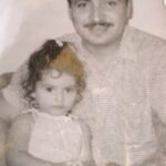 Özlem Akınözü Instagram - Sen gideli tam 33 yıl oldu..ne çok şey oldu,ne çok şey değişti,mesela ben kocaman bir kadın oldum,bir oğlum oldu senin adını verdiğim,o da büyüdü,tıpkı senin gibi bir kalbi var ailesi ve sevdikleri için atan,senin gibi her anımda yanımda olan beni sımsıkı sarıp sarmalayan,koruyup kollayan,Yedi kandilli ülker yıldızı gibi pırıl pırıl parlayarak senin adını yaşatan✨tek değişmeyen bu kocaman kadın hala bu fotodaki gibi içindeki küçük kız çocuğunun kalbini taşıyor ve sana olan sonsuz aşkı ve özlemiyle yaşamaya çalışıyor bir yerlerde beni gördüğünü,koruduğunu ve gurur duyduğunu bilerek🙏🏻😇Huzur içinde uyu BABAM🙏🏻
