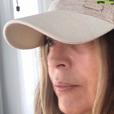 Özlem Akınözü Instagram - Çok sevdiğinden gelmişse eğer,takıp foto çekmeye değer @duygusinsta 🙏🏻🧢😘