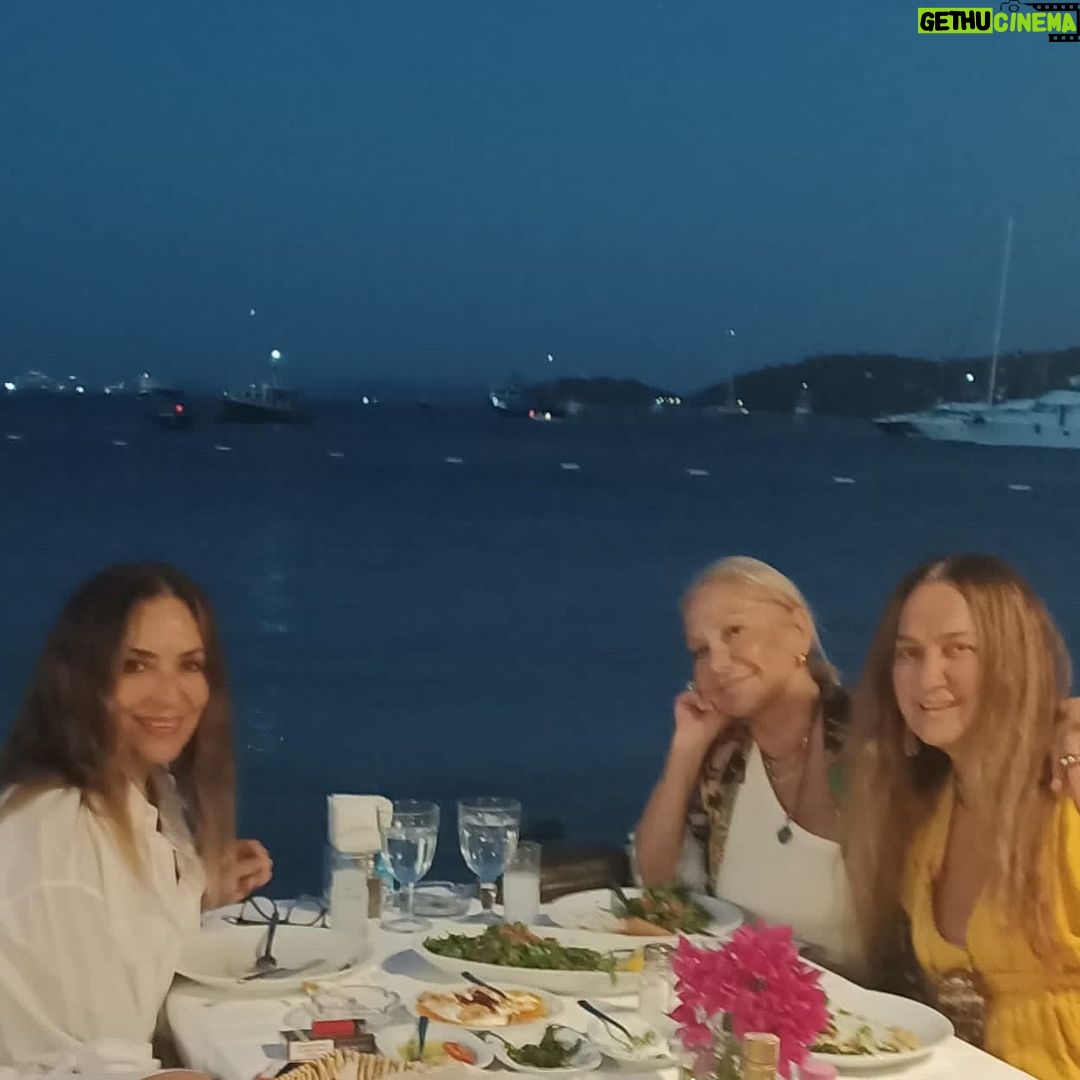 Özlem Akınözü Instagram - Can dostları olmalı insanın🙏🏻🧿♥️ Türkbükü Sahil, Bodrum