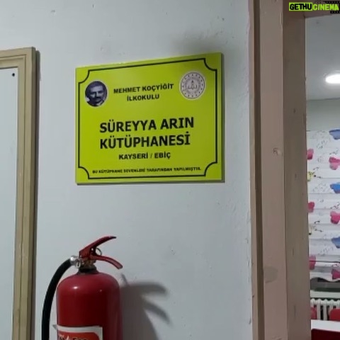 Özlem Akınözü Instagram - Çocukları mutlu edip ihtiyaçlarını gidermek için bir yola çıkmıştı canım kardeşim @nurten_yetisir @hayirkapisidernegii ben ve benim gibi pek çok gönüllüde ona yoldaş olduk,üst baş gıda ihtiyaçlarının yanısıra onların en büyük ihtiyaçlarının aslında okumak olduğunu bildiğimizden şimdilik kütüphane açarak merhem olalım dedik ve Kayseri Ebiç de açacağımız kütüphaneyede babamın adını vererek beni tarifi imkansız bir duygu selinin içinde bıraktılar🥲ne desem az,bana bu duyguyu yaşatan,herşeyiyle tüm işlerinin yanı sıra kütüphanemizin eksiksiz olması için birebir ilgilenen canım kardeşim @betulzafer25 @muruvetbaskayaa zaferkilic04@derya.ozcakir @snemtk a sonsuz teşekkür ediyor,açacağımız okullarıda sizlerle paylaşmayı diliyorum🙏🏻🧿👼