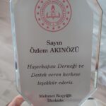 Özlem Akınözü Instagram – 23 Nisanda açmayı planladığımız ancak artan covid vakaları nedeniyle, rahmetli babam Süreyya Faruk Arın adına Kayseride kurduğumuz kütüphane bugün öğrencileriyle buluştu🙏🏻Umarım yeni öğretim yılında sizlerin yanında orada olabilir ve herbirinizi kucaklayabilirim🙏🏻Bu kütüphane için canla başla uğraşan benim can kardeşlerim @betulzafer25 @nurten_yetisir @muruvetbaskayaa @zaferkilic04 @snemtk ve tüm hayırseverlere sonsuz teşekkür ve şükranla🙏🏻🙏🏻🙏🏻İYİ Kİ VARSINIZ👏🏻👏🏻👏🏻