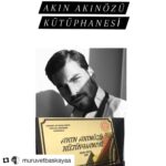 Özlem Akınözü Instagram - Bu okulda okuyacak ve bu kütüphaneden faydalanacak her bir çocuğun en az senin kadar başarılı olmasını diliyorum @akinakinozu🙏🏻ve sevgili @muruvetbaskayaa bu evlatlarımıza okumaları için elinden geleni yapman ve bunu da oğlumun adıyla taçlandırman ve beni de vesile kılmanın verdiği gurur tarif edilemez🙏🏻iyi ki tanımışım seni@muruvetbaskayaa with @get_repost ・・・ 2. Güzel projem 'den Bahsetmek istiyorum biraz. Bitlis'te Akın AKINÖZÜ 'nün doğum gününü kutlamak amacıyla miniklerimiz için kurulan kütüphaneye birde siz bakın. 🧚‍♀️ o çocukların tek istedikleri okumak.. öğretmenleri hep istiyormuş bir kütüphane olmasını. Seslerini biz duyduk🙏 hepimiz eskiden biliriz bir hikaye kitabının sırayla kaç el gezdiğini.. bol bol kitap gönderdik eksiklerini tamamlamak için. Ve birde size benim yanımda olan kahramanlarımdan bahsedeyim. . . 🌸 @ozlemakinozu baştan sona o kadar büyük destek verdi ki. Anlatamam.! 🧡 en büyük Destekçim. çocuklarla heyecanlanıp ,herseyiyle ilgilendi hakkınızı ödeyemem iyi ki varsınız ve iyi ki tanıdık sizi 🙈 . . 🌸 @hayirkapisidernegii kütüphaneyi bulmamizda yardımcı olan, ilk günden beri bizi yalnız bırakmayan Güzeller güzeli yardımseverimiz Nurten hanım'a teşekkürü bir borç bilirim. Iyi ki varsınız 💚 . . 🌸 @betulzafer25 benim en iyi kalpli destekçim hep yanımda oldun hep hep Allah başımızdan eksik etmesin.🖤 . . 🌸#sinem Ablam , canım en büyük Mimarım... sanada ne kadar teşekkür etsem az. Her zaman yanimda oldun. Seni cok seviyorum💚 @ahmetgumuss61 @tugreklamajansi ve bu harika tabelanın mimarı sayın.... cok teşekkür ederiz. Miniklerimiz sizin sayenizde mutlu oldular var olun. 🙏 VEE asıl 22 Eylül doğum günü olan yakışıklı @akinakinozu 'ne.. desteğini hiç esirgemedin. Herşeyi çocukların mutluluğu icin yaptın. Senin güzel kalbini görebildiğimiz icin ne kadar çok şanslıyız. Sizin sayenizde onlarca çocuk güldü. Nice sağlıklı mutlu huzurlu yaşlarınız olsun iyi ki doğdunuz..🤍 #22eylül #hercai #akinakinözü #ebruşahin #akınakınözü #miayapım #kutuphane @takinozu