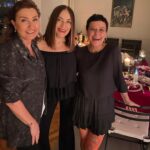 Özlem Akınözü Instagram - Hep böyle bir arada, kahkahalarla güldüğümüz, sıkı sıkı birbirimize sarıldığımız bir yıl olsun bu yıl ve her yılımız..🙏🏻 Benim kıymetlilerim🙏🏻♥️🧿 @zimbamiu @ync_celik