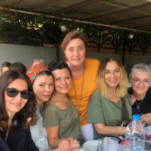 Özlem Akınözü Instagram - Ne iyi ettinizde geldiniz,ne iyi geldiniz,daha sık,daha sağlıklı günlerde yine birarada olmak üzere🙏🏻👌🏻🥂😊