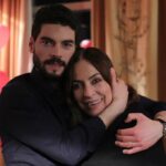 Özlem Akınözü Instagram - İşte aynen böyle sarıp sarmalamıştım seni ilk kucağıma verdiklerinde.Artık bir Anneydim.Ben çok genç,sense daha çok küçüktün..En iyi,en mükemmel şekilde,kalbimdeki sonsuz sevgimi sana vererek seni büyütecek,ailesine vatanına hayırlı bir birey yetiştirecek,seni tüm kötülerden ve kötülüklerden koruyup kollayacaktım.. Neyi ne kadar yapabildim, ne kadar sana yetebildim bilmiyorum ama sen hayallerimin de ötesinde bir evlat oldun🙏🏻🙏🏻🙏🏻Bugün bana sımsıkı sarıldığın kollarının arasında sonsuz şükür ve gururla ,tüm CAN’LARA VE CANLILARA EMEĞİNİ,SEVGİSİNİ VEREN ANNELERİN ANNELER GÜNÜNÜ KUTLUYORUM🌹❤️