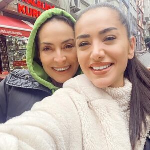 Özlem Akınözü Instagram - Benim kuzum gelmiş taaa Almanyalardan @duygusinsta @beautyacademybyduygu 😊♥️🙏🏻